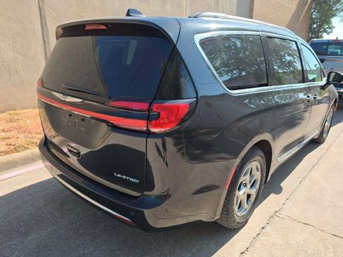 Used 2023 Chrysler Pacifica Limited FWD image 3