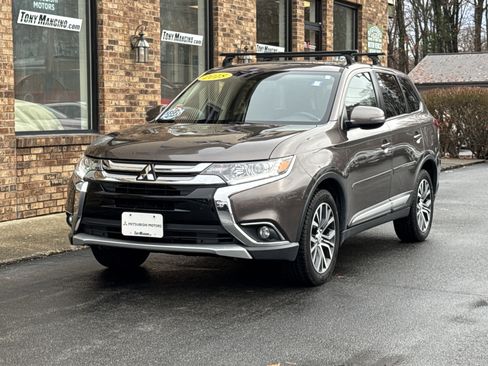 Used 2018 Mitsubishi Outlander SE image 1