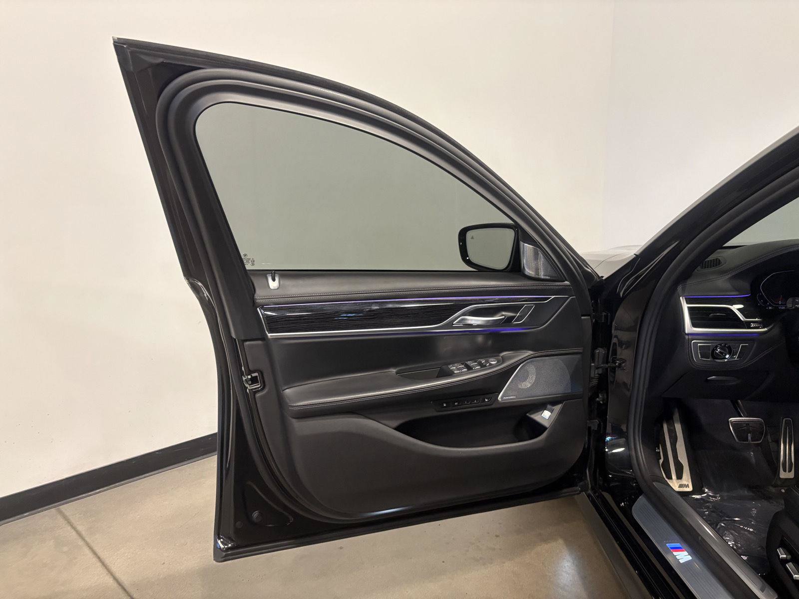 Used 2022 BMW 750i xDrive w/ Executive Package AWD/4WD image 13