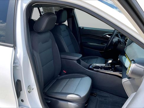 Certified 2026 Chevrolet Trax LT w/ Driver Confidence Package FWD image 9