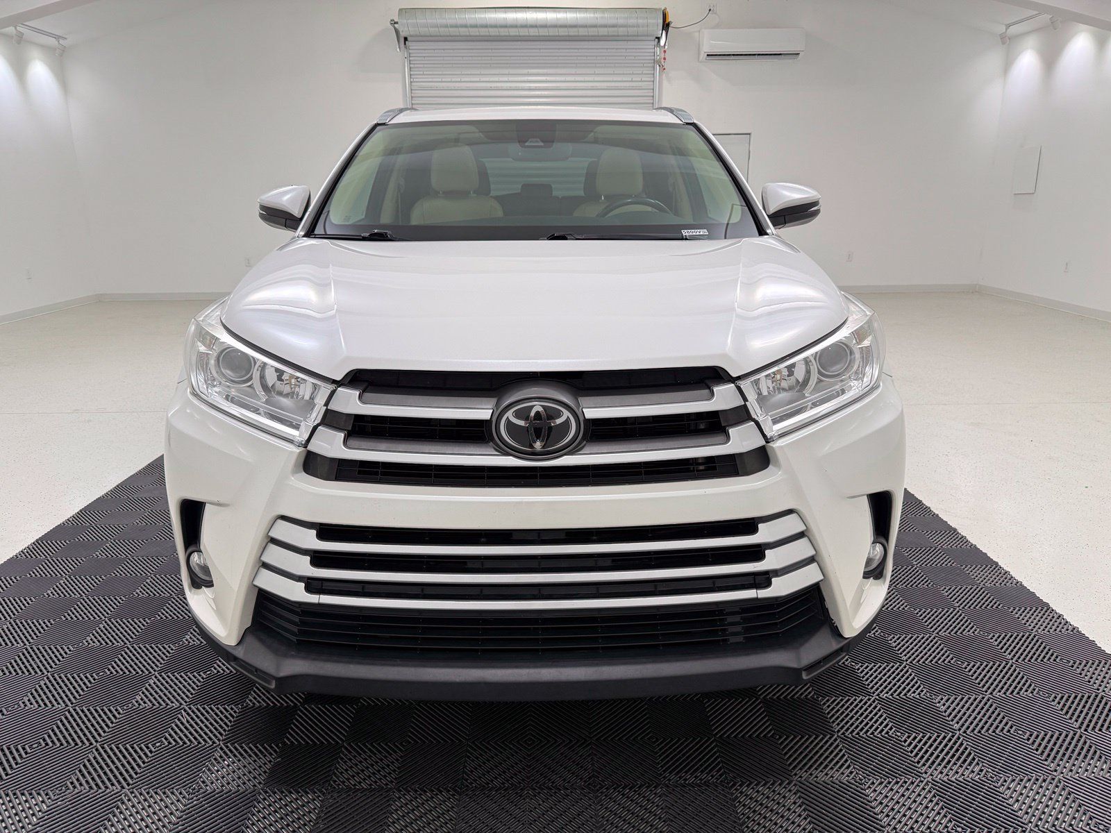 Used 2019 Toyota Highlander XLE FWD image 2