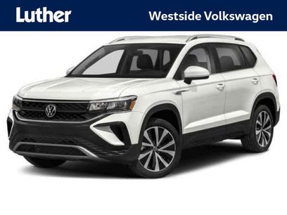Used 2023 Volkswagen Taos SE w/ Panoramic Sunroof Package