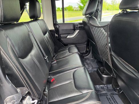 Used 2016 Jeep Wrangler Unlimited Sahara w/ Connectivity Group AWD/4WD image 7