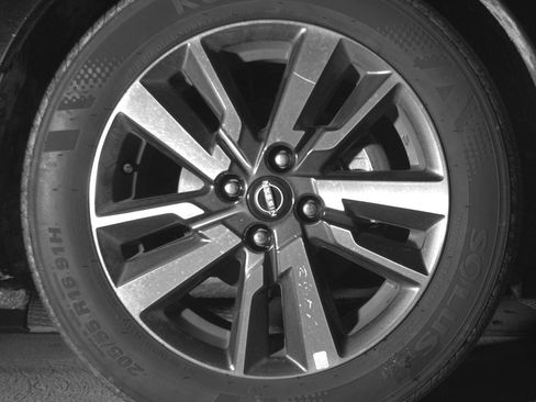 Used 2025 Nissan Versa SV FWD image 13