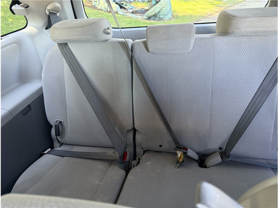 Used 2012 Toyota Sienna LE w/ Towing Pkg FWD image 10