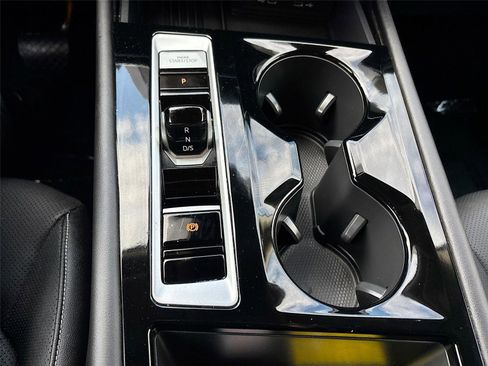 Used 2025 Volkswagen Atlas SE image 16