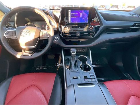 Used 2023 Toyota Highlander L image 19