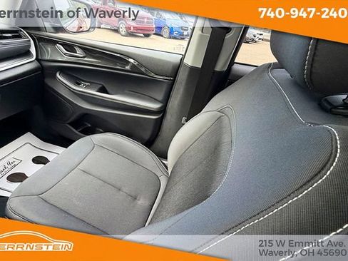 Used 2023 Jeep Grand Cherokee Laredo w/ Luxury Tech Group I AWD/4WD image 11