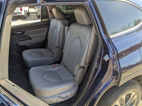 Used 2021 Toyota Highlander XLE image 38