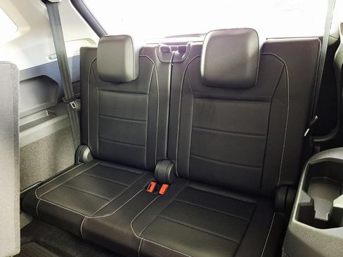 Used 2021 Volkswagen Tiguan SEL FWD image 9