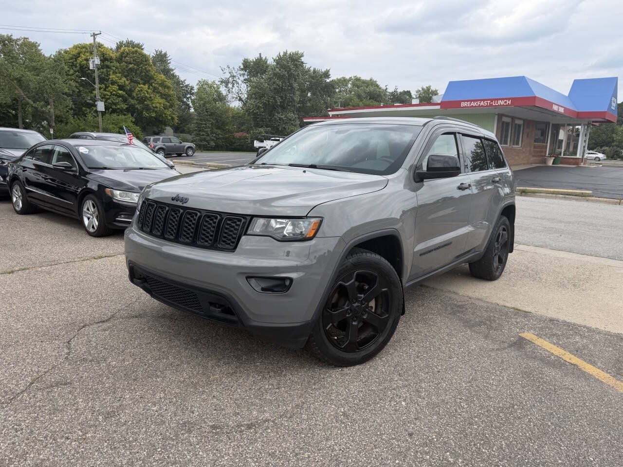 Used 2019 Jeep Grand Cherokee Laredo AWD/4WD image 3