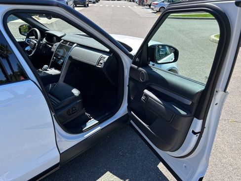 New 2025 Land Rover Discovery Dynamic SE image 19