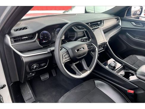 Used 2024 Jeep Grand Cherokee L Laredo image 14