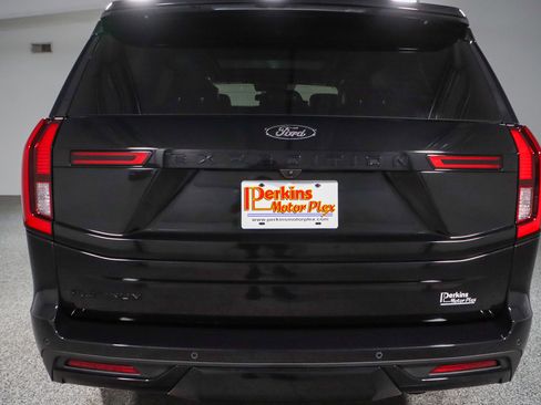 Used 2025 Ford Expedition Platinum w/ Stealth Performance Package AWD/4WD image 8