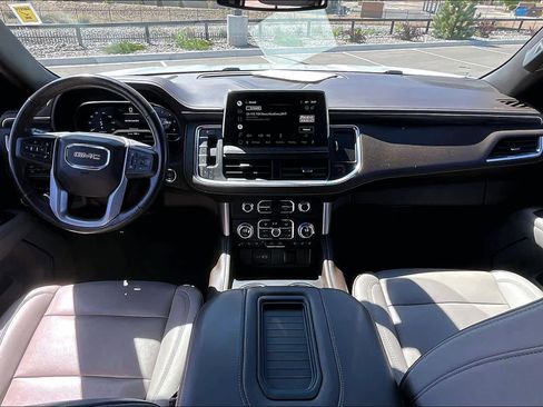 Used 2022 GMC Yukon XL SLT w/ SLT Premium Package image 16