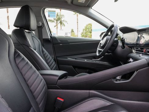 Used 2025 Hyundai Elantra Limited FWD image 26