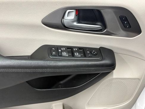 Used 2018 Chrysler Pacifica Limited w/ Tire & Wheel Group FWD image 17