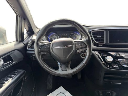 Used 2019 Chrysler Pacifica Touring-L w/ S Appearance Package FWD image 12