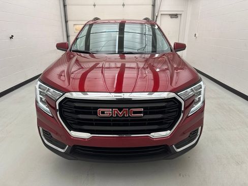 Used 2023 GMC Terrain SLE w/ Driver Convenience Package FWD image 2