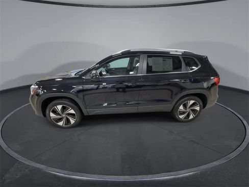 Used 2023 Volkswagen Taos SE w/ Panoramic Sunroof Package image 5