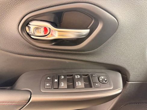 Used 2020 Jeep Cherokee Trailhawk image 16