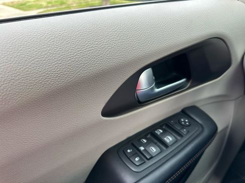 Used 2017 Chrysler Pacifica Touring Plus w/ Security Group image 20