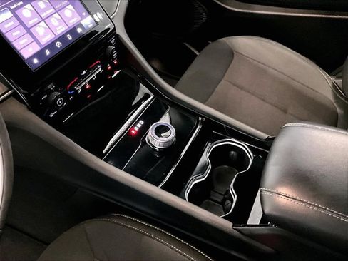 Used 2023 Jeep Grand Cherokee Laredo image 15