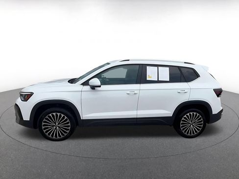 Used 2026 Volkswagen Taos SE FWD image 11