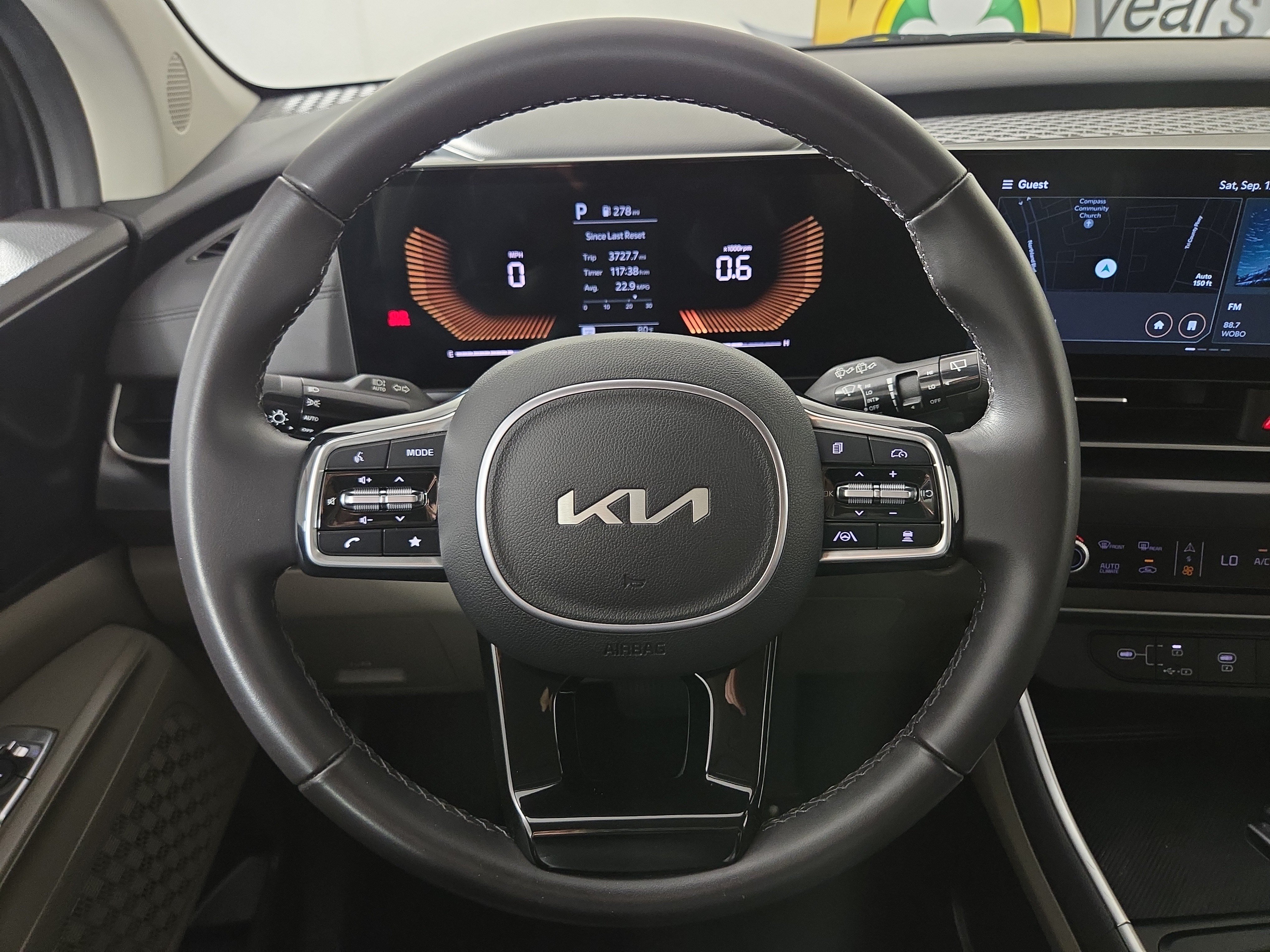 Used 2025 Kia Carnival FWD image 15