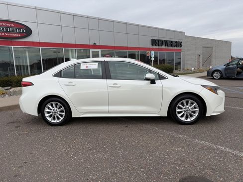 Certified 2021 Toyota Corolla XLE image 2