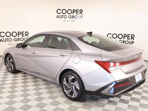 Certified 2025 Hyundai Elantra Limited FWD image 24