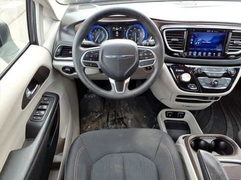 Used 2017 Chrysler Pacifica Touring image 10