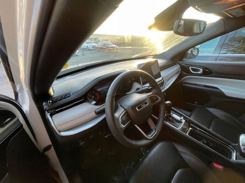 Used 2025 Jeep Compass Limited image 34