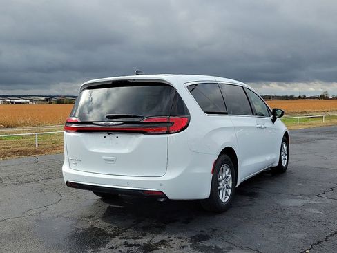 New 2026 Chrysler Pacifica Select image 5