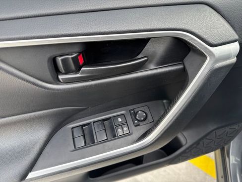 Used 2020 Toyota RAV4 LE image 11