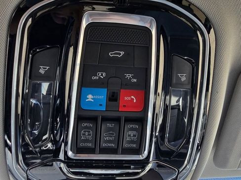 Used 2022 Jeep Grand Cherokee Overland w/ Luxury Tech Group IV image 34