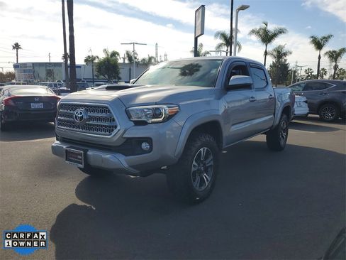 Used 2017 Toyota Tacoma 4x4 Double Cab image 2
