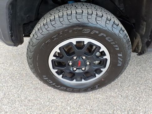 Certified 2025 Toyota Tacoma TRD Off-Road image 11