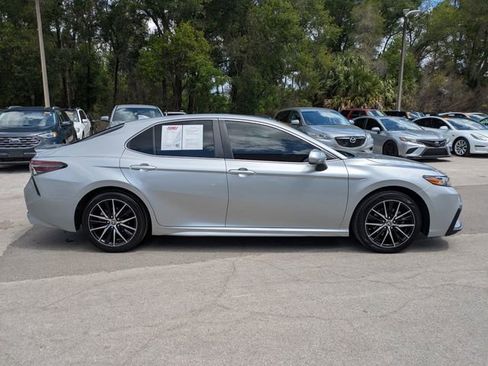 Used 2021 Toyota Camry SE FWD image 3