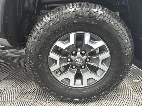 Used 2018 Toyota Tacoma TRD Off-Road w/ Technology Package AWD/4WD image 10