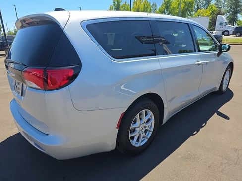 Used 2022 Chrysler Voyager LX FWD image 5