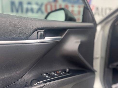 Used 2018 Toyota Camry SE FWD image 37