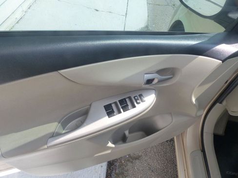 Used 2013 Toyota Corolla LE FWD image 18
