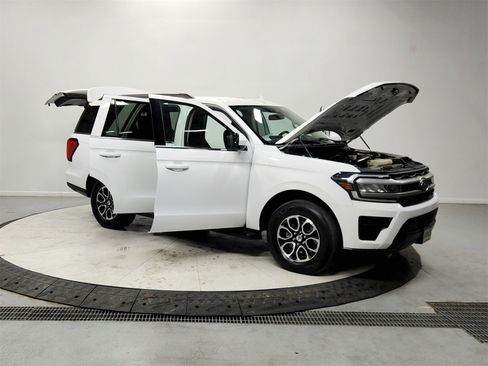 Used 2024 Ford Expedition XLT image 9