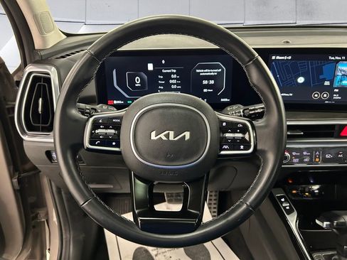 Used 2025 Kia Sorento SX image 9