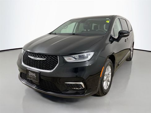 Used 2024 Chrysler Pacifica Touring-L FWD image 4