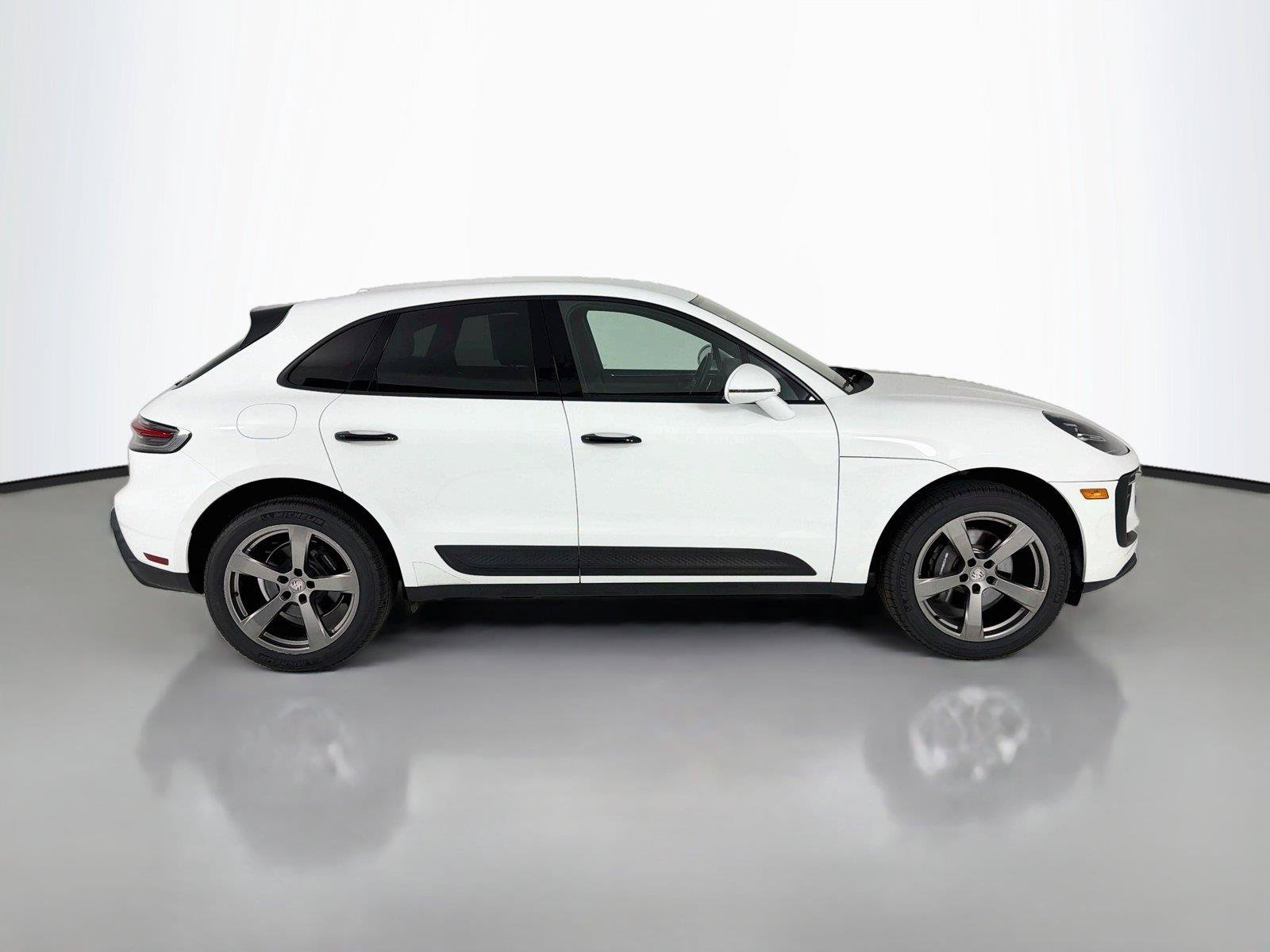 Certified 2022 Porsche Macan AWD/4WD image 27