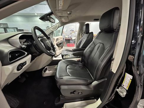 Used 2024 Chrysler Pacifica Touring-L image 11