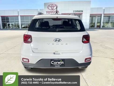 Used 2025 Hyundai Venue SEL image 4