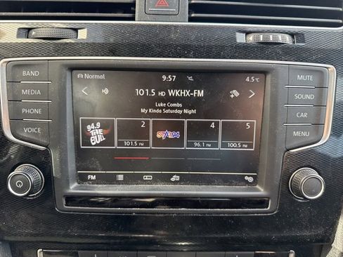 Used 2017 Volkswagen GTI SE image 12